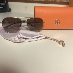 Like new Tory Burch 50mm Pilot Sunglasses